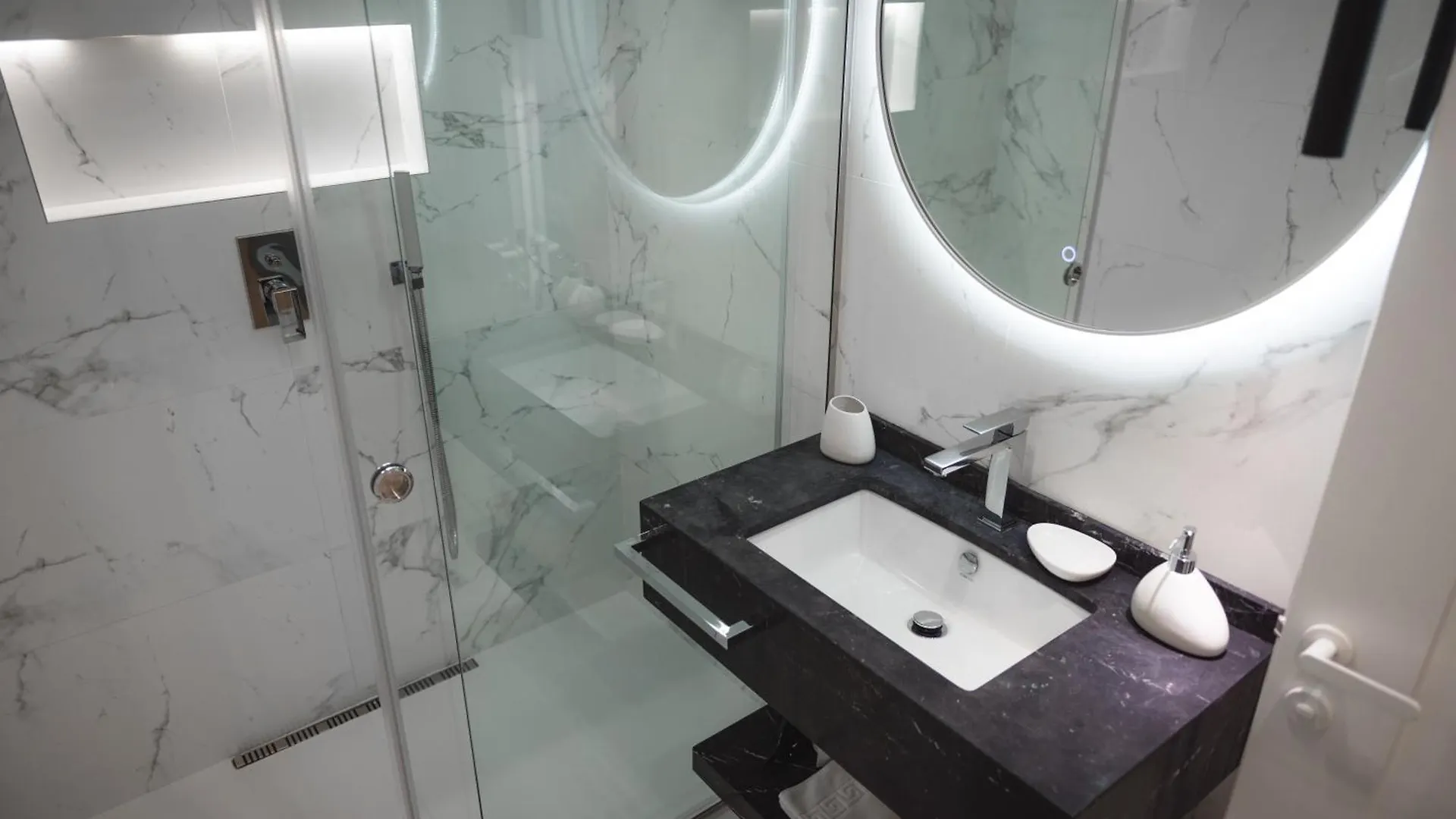 Tam Skanderbeg Square Serviced City Center Apartment No1